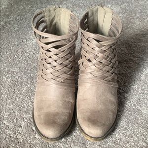 Size 8 Fergalicious Weever Doe Booties